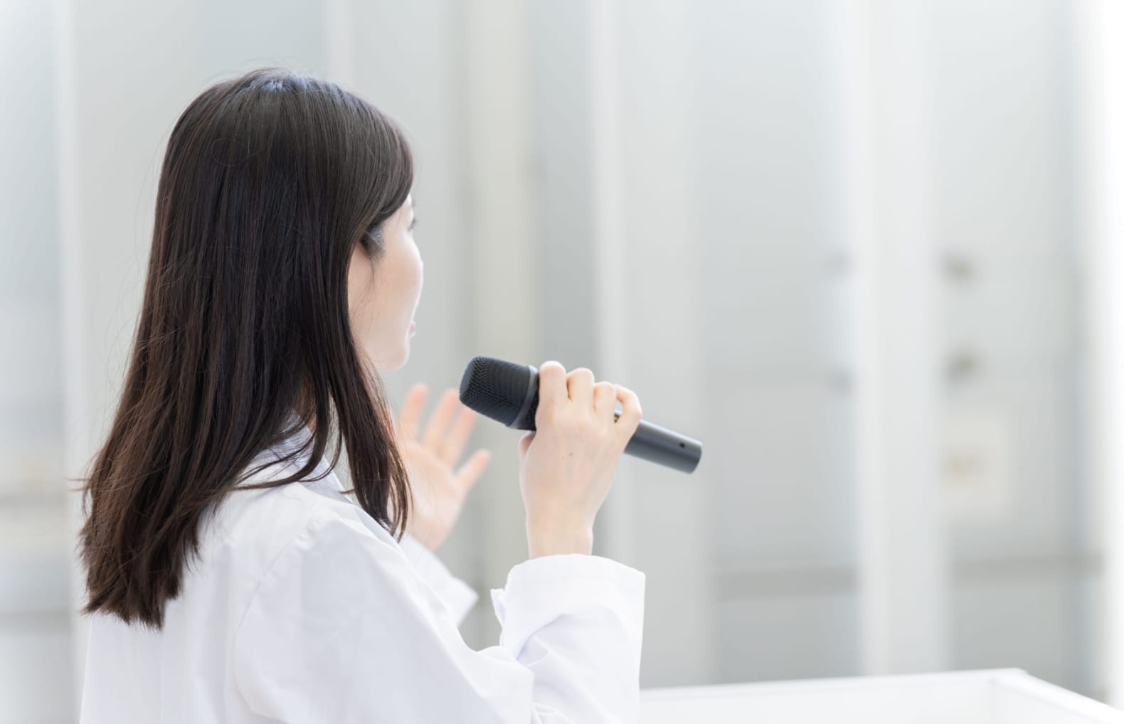 発表している医師のようす